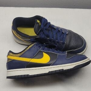 Nike SB Mens 9 Navy and Yellow Athletic Shoes Sneakers